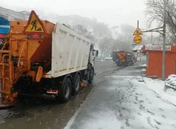 Состояние центральных магистралей в условиях непогоды пытаются отслеживать дорожные службы Петропавловска-Камчатского 8