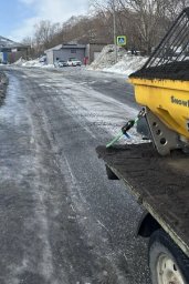 Дорожники обрабатывают проезды противогололёдными материалами в Петропавловске-Камчатском 4