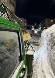 Коммунальные бригады сосредоточены на очистке внутриквартальных проездов и территорий у домов в Петропавловске-Камчатском 5