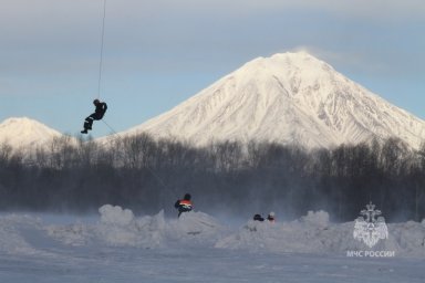 Учения: камчатские спасатели эвакуировали туриста со склона Козельского вулкана 5