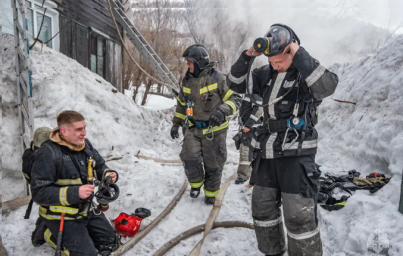 Из‑за нерасчищенной дороги пожарные расчеты не смогли подъехать к горящему дому на Камчатке 1