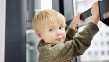 Крошка-сын остался в заблокированном лифте без взрослых в Петропавловске-Камчатском
