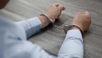 Арестован по делу о незаконных выплатах чиновникам бывший прокурор на Камчатке