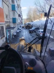 Бригады ручного труда приступили к уборке песка с проезжей части в Петропавловске-Камчатском 0