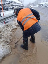 Работы по отводу талых вод с городских магистралей проводят в Петропавловске-Камчатском 7