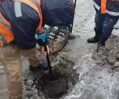 Работы по очистке ливневых колодцев от скопившейся шуги и мусора ведут в Петропавловске-Камчатском