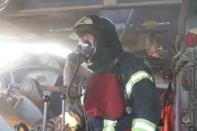 На Камчатке пожарные тренировались тушить возгорание на рыболовецком судне 0