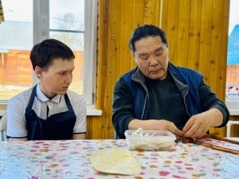 Мастер-класс по созданию холста из тальника и оленьей кожи прошел в мастерской «Турэн'у» на Камчатке 1