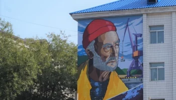 В Петропавловске-Камчатском начались работы по восстановлению граффити «Рыбак» на торце дома по ул. Ленинская, 38