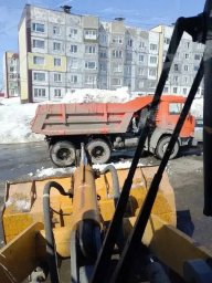 Бригады ручного труда приступили к уборке песка с проезжей части в Петропавловске-Камчатском 6