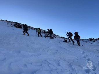 Ведомственный флаг развернули на вершине Ключевской сопки спасатели Камчатского края 15