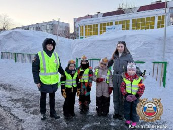 Поздравили мам с 8 Марта и напомнили о ПДД автоинспекторы и школьники на Камчатке 0