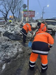 Работы по очистке ливневых колодцев от скопившейся шуги и мусора ведут в Петропавловске-Камчатском 2