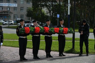 Владимир Солодов возложил цветы к памятнику первого военного губернатора Камчатки 2