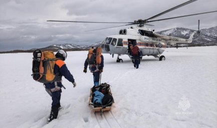 Беспарашютные спуски с вертолета отработали спасатели МЧС России на Камчатке 5