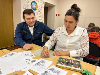 Творческий мастер-класс по созданию морских тропических пейзажей прошел в Вилючинске на Камчатке 1