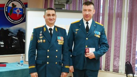 С Днем спасателя поздравили специалистов и ветеранов ведомства на Камчатке 2