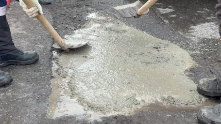 Работы по устранению дефектов дорожного покрытия продолжаются на трассе в Петропавловске-Камчатском 0