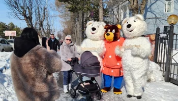 Ростовые куклы и сладкие подарки: как поздравили женщин с 8 Марта в Елизове на Камчатке