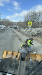 Дорожные службы занимаются уборкой песка вдоль проезжих частей в Петропавловске-Камчатском 1
