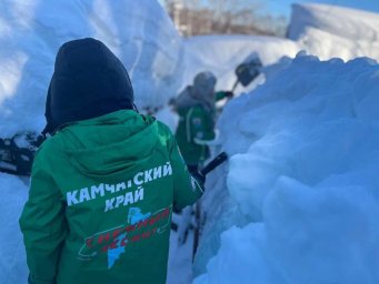 Справиться с последствиями циклона жителям помогают волонтеры Камчатки 6