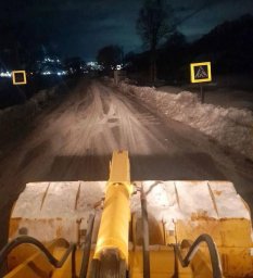 Расчистка тротуаров и пешеходных зон от снежных наносов и наледи продолжается в Петропавловске-Камчатском 8