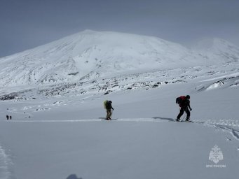Ведомственный флаг развернули на вершине Ключевской сопки спасатели Камчатского края 12