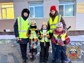 Поздравили мам с 8 Марта и напомнили о ПДД автоинспекторы и школьники на Камчатке 1