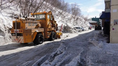 Не прекращается вывоз снежных масс с городских территорий в Петропавловске-Камчатском 2