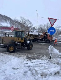 Работы по зимнему содержанию улично-дорожной сети продолжались сегодня в Петропавловске-Камчатском 1