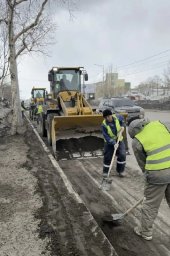 Подрядные организации ликвидировали мусор и песок на обочинах центральных магистралей в Петропавловске-Камчатском 1