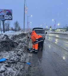 Работы по очистке ливневых колодцев от скопившейся шуги и мусора ведут в Петропавловске-Камчатском 1
