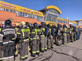 Тренировались тушить торгово-развлекательный комплекс &laquo;Глобус&raquo; пожарные МЧС России на Камчатке 2