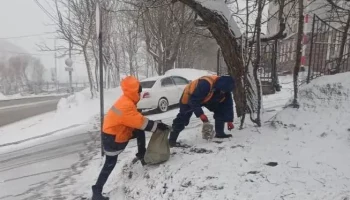 Продолжают ликвидировать наледь и вывозить снежные массы дорожные службы Петропавловска-Камчатского Продолжают ликвидировать наледь и вывозить снежные массы дорожные службы Петропавловска-Камчатского