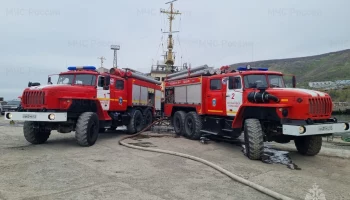 Почти 40 пожарных тушили судно, стоящее на ремонте на Камчатке