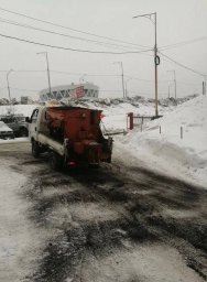 Расчистка тротуаров и пешеходных зон от снежных наносов и наледи продолжается в Петропавловске-Камчатском 5