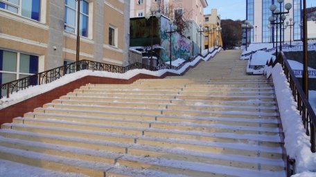 В столице Камчатки лестницы покрывают деревянным настилом для безопасности пешеходов 0