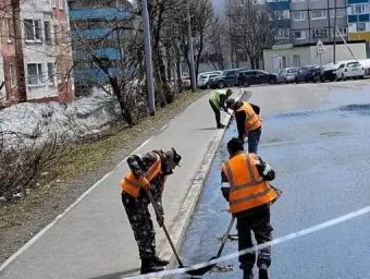 Бригады освобождают тротуары и проезжую часть от песка и веток в Петропавловске-Камчатском 8