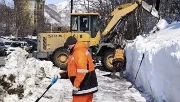 Работы по устранению снежного наката, расширению проезжей части и вывозу снега продолжаются в Петропавловске-Камчатском