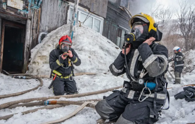 Из‑за нерасчищенной дороги пожарные расчеты не смогли подъехать к горящему дому на Камчатке 0
