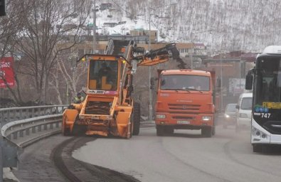 Подрядные организации продолжают работы по содержанию городских территорий в Петропавловске-Камчатском 6