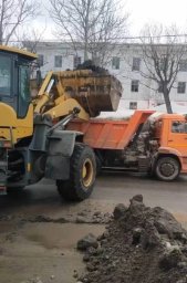 Не прекращается вывоз снежных масс с городских территорий в Петропавловске-Камчатском 3