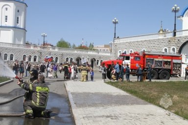 Сотрудники МЧС России приняли участие в военно-патриотической игре для школьников на Камчатке 9