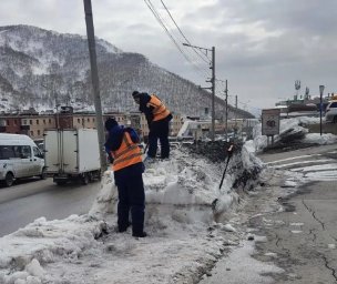 Работы по устранению снежного наката, расширению проезжей части и вывозу снега продолжаются в Петропавловске-Камчатском 5