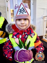 Поздравили мам с 8 Марта и напомнили о ПДД автоинспекторы и школьники на Камчатке 8