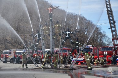 Пожарные Камчатки отметили 375-летний юбилей большим шоу 22