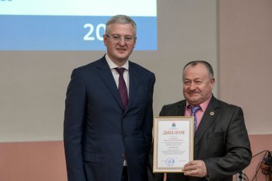 Премии лучшим педагогам в преддверии Дня учителя вручил губернатор Камчатки 5