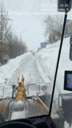 Несмотря на непогоду, продолжается борьба со снежными завалами в столице Камчатки 4