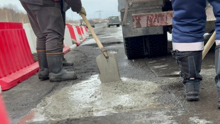 Работы по устранению дефектов дорожного покрытия продолжаются на трассе в Петропавловске-Камчатском 1