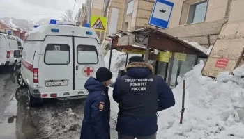 Срок из-за гибели женщины от упавшей с крыши глыбы льда грозит директору управляющей компании на Камчатке